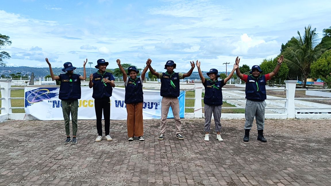 Peserta mengangkat tangan di outdoor
