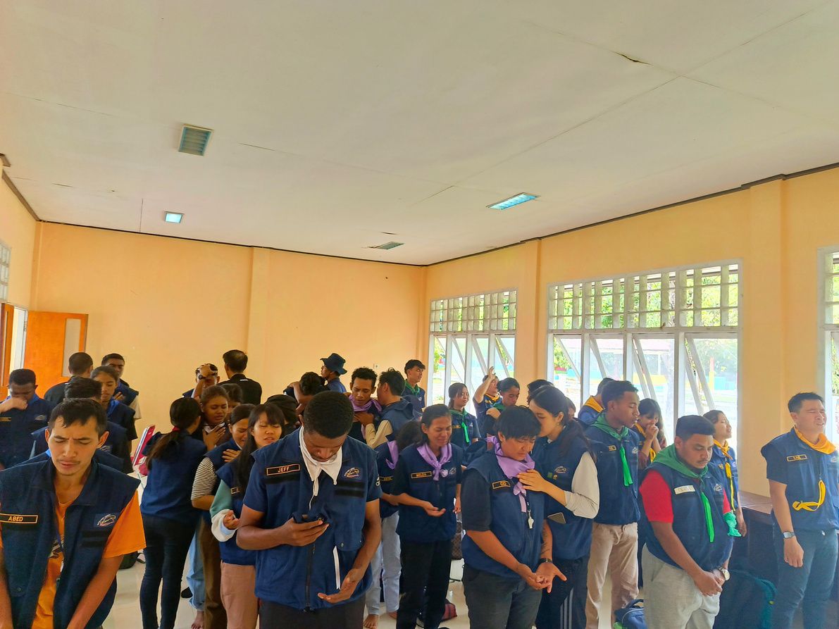 Peserta berdoa bersama