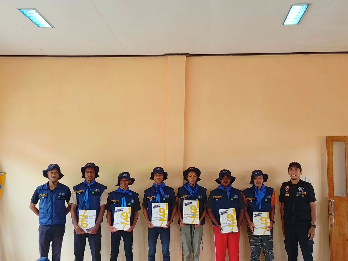 Peserta memegang kartu kelompok