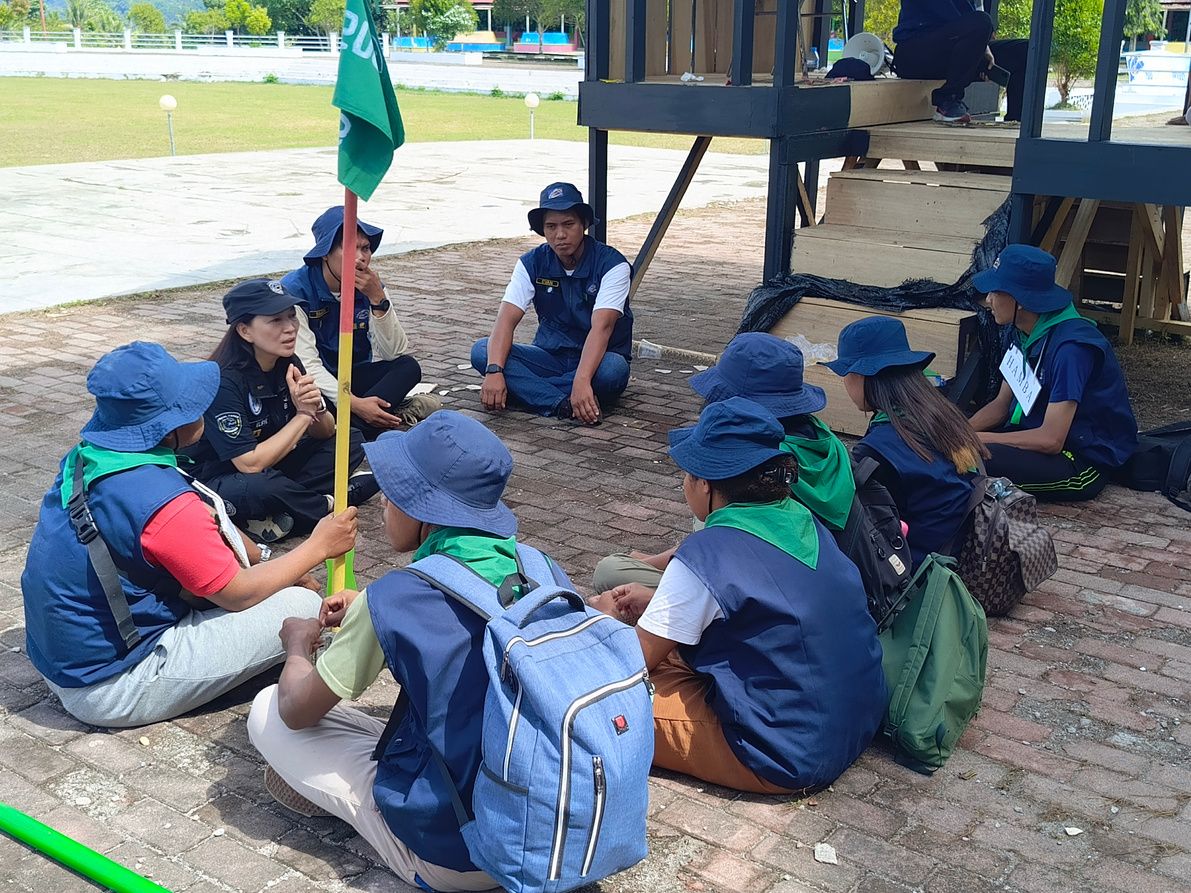 Diskusi kelompok di luar ruangan