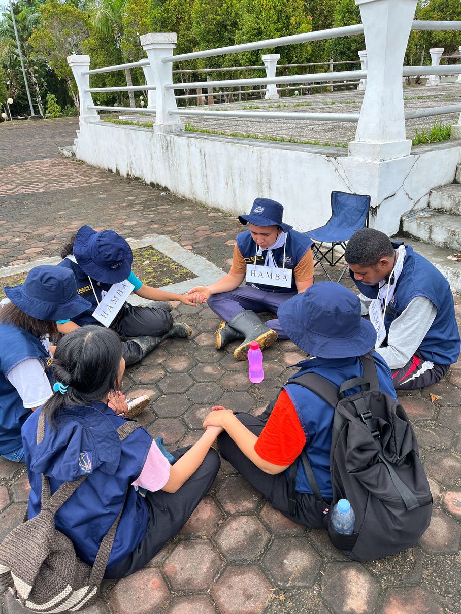 Peserta duduk melingkar dalam kelompok