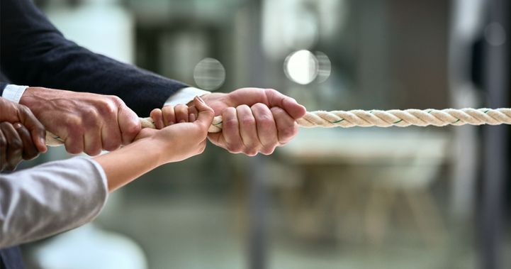 Tangan-tangan menarik tali bersama